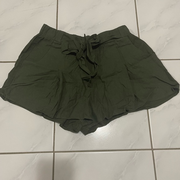 Shorts with bow available in 3 colours green and cream ones are brand new tag on - Picture 1 of 3